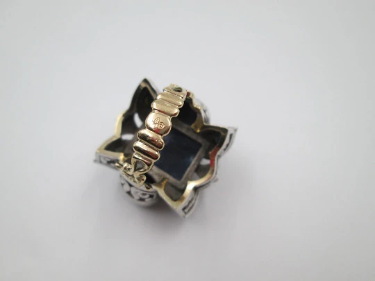 Sortija mujer estilo chevalier. Plata de ley y oro amarillo 18k. Turquesas y lapislázuli. 1950