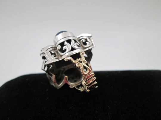 Sortija mujer estilo chevalier. Plata de ley y oro amarillo 18k. Turquesas y lapislázuli. 1950