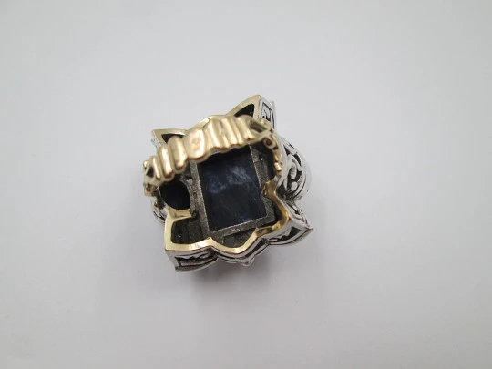 Sortija mujer estilo chevalier. Plata de ley y oro amarillo 18k. Turquesas y lapislázuli. 1950