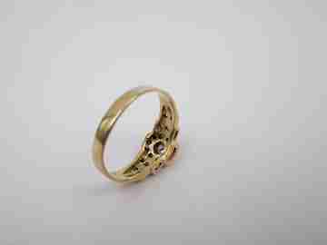 Sortija mujer. Oro amarillo 18k y diamantes talla brillante. Europa. 2010