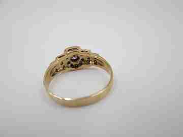 Sortija mujer. Oro amarillo 18k y diamantes talla brillante. Europa. 2010