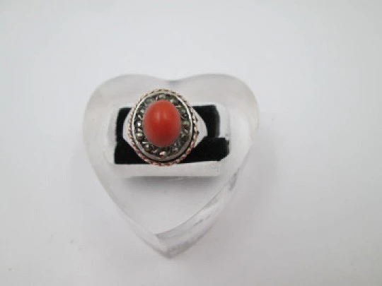 Sortija mujer. Plata ley 925 y cerco oro. Marquesitas y coral rojo oval. 1980
