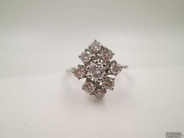 Sortija oro blanco 18K. Nueve diamantes talla brillante. 1990