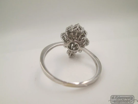 Sortija oro blanco 18K. Nueve diamantes talla brillante. 1990