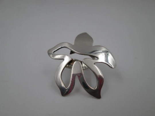 Sortija para mujer. Diseño flor calada. Plata ley 925 milésimas. España. 1990