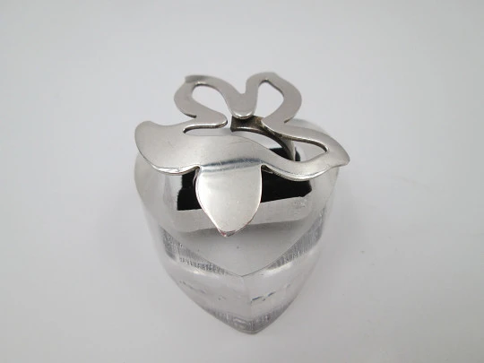 Sortija para mujer. Diseño flor calada. Plata ley 925 milésimas. España. 1990