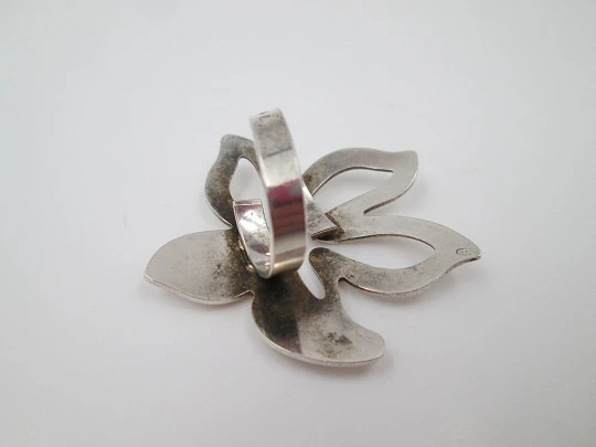 Sortija para mujer. Diseño flor calada. Plata ley 925 milésimas. España. 1990