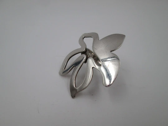 Sortija para mujer. Diseño flor calada. Plata ley 925 milésimas. España. 1990