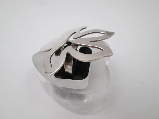 Sortija para mujer. Diseño flor calada. Plata ley 925 milésimas. España. 1990