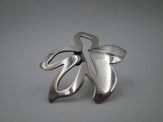 Sortija para mujer. Diseño flor calada. Plata ley 925 milésimas. España. 1990