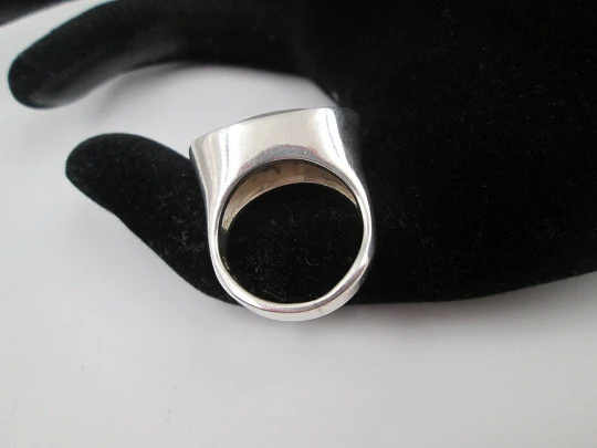 Sortija para mujer. Plata de ley 925 y adorno ovalado nácar. Talla 16. Europa. 1990 Sortija para mujer. Plata de ley 925 y adorno ovalado nácar. Talla 16. Europa. 1990