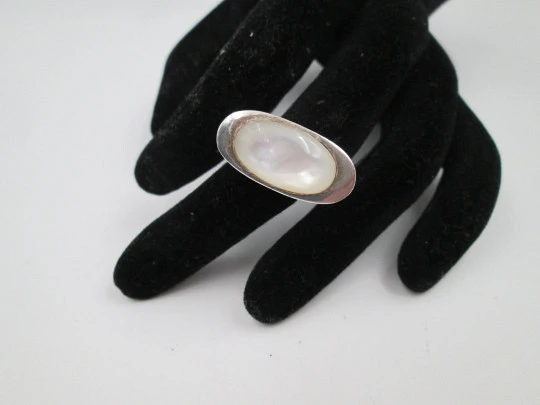 Sortija para mujer. Plata de ley 925 y adorno ovalado nácar. Talla 16. Europa. 1990