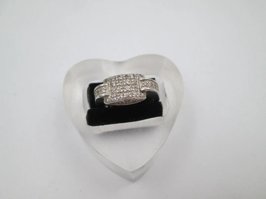 Sortija para mujer. Plata de ley 925 y adornos de pedrería blanca. Europa. 1990