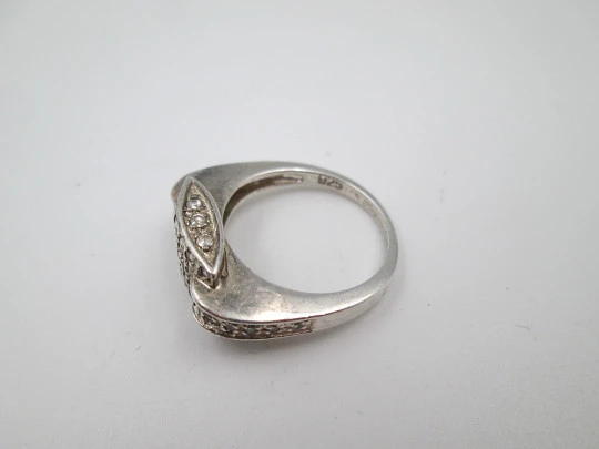 Sortija para mujer. Plata de ley 925 y adornos de pedrería blanca. Europa. 1990 Sortija para mujer. Plata de ley 925 y adornos de pedrería blanca. Europa. 1990