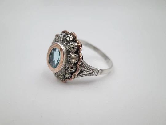 Sortija para mujer. Plata de ley, marquesitas y gema azul. Detalles oro. Portugal. 1980