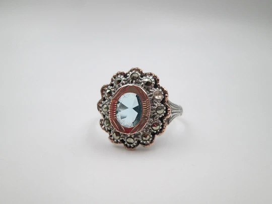 Sortija para mujer. Plata de ley, marquesitas y gema azul. Detalles oro. Portugal. 1980