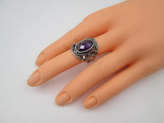 Sortija para mujer. Plata de ley y detalles laminados oro. Amatista y marquesitas