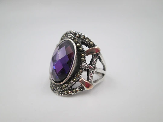 Sortija para mujer. Plata de ley y detalles laminados oro. Amatista y marquesitas
