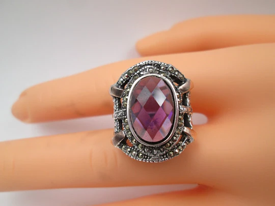 Sortija para mujer. Plata de ley y detalles laminados oro. Amatista y marquesitas
