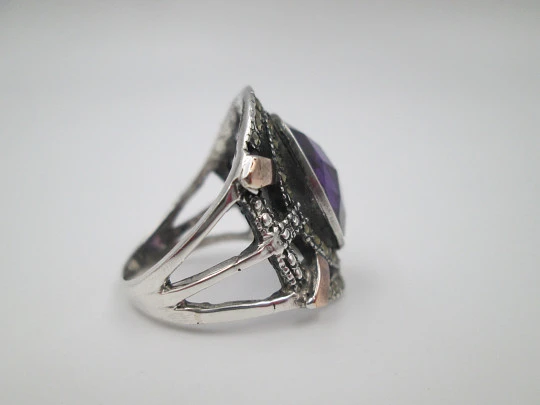 Sortija para mujer. Plata de ley y detalles laminados oro. Amatista y marquesitas