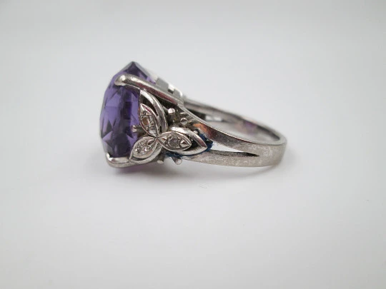 Sortija para mujer. Plata de ley. Amatista y flores de gemas blancas. Europa. 2000