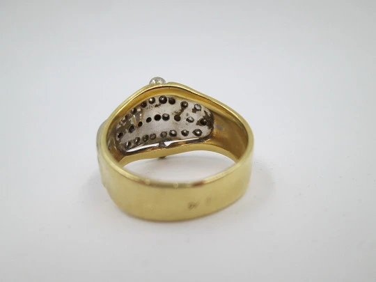 Sortija romboidal mujer. Oro amarillo 18k y diamantes talla brillante