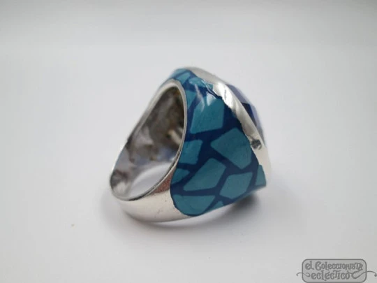 Sortija. Plata ley 925. Gema facetada y esmalte azul. España. Años 90