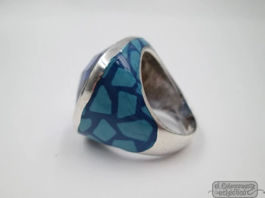 Sortija. Plata ley 925. Gema facetada y esmalte azul. España. Años 90