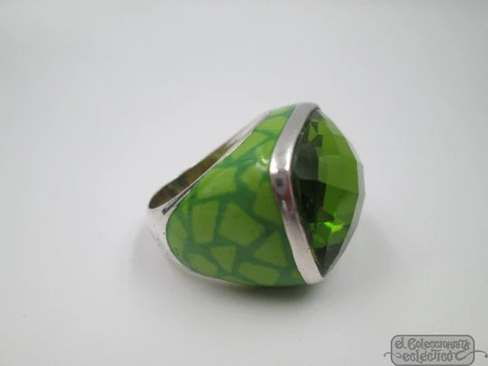 Sortija. Plata ley 925. Gema facetada y esmalte verde. España. Años 90