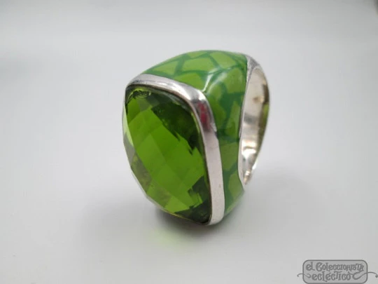 Sortija. Plata ley 925. Gema facetada y esmalte verde. España. Años 90