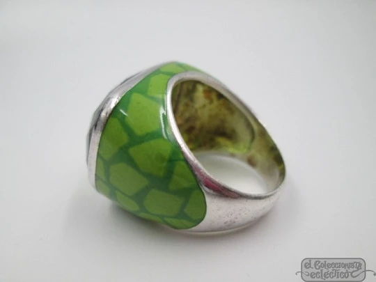 Sortija. Plata ley 925. Gema facetada y esmalte verde. España. Años 90