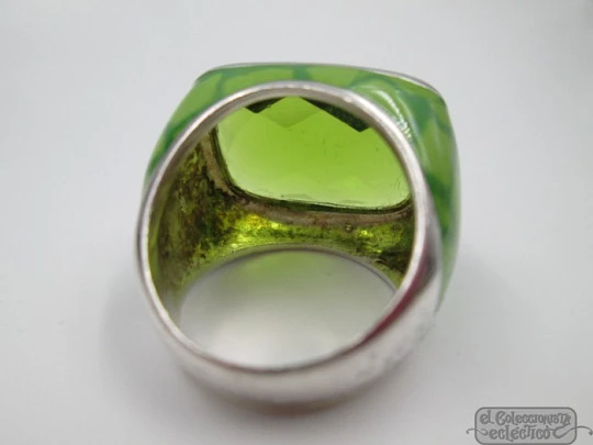 Sortija. Plata ley 925. Gema facetada y esmalte verde. España. Años 90