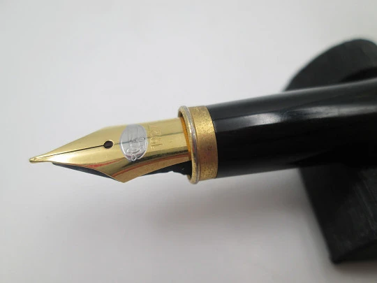 Spirit of St. Louis fountain pen. Gold plated and black resin. Converter. USA. 1990's