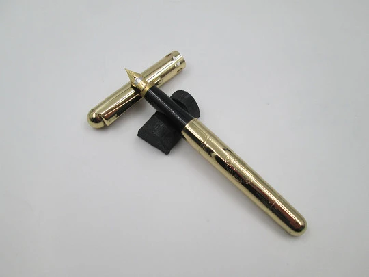 Spirit of St. Louis fountain pen. Gold plated and black resin. Converter. USA. 1990's