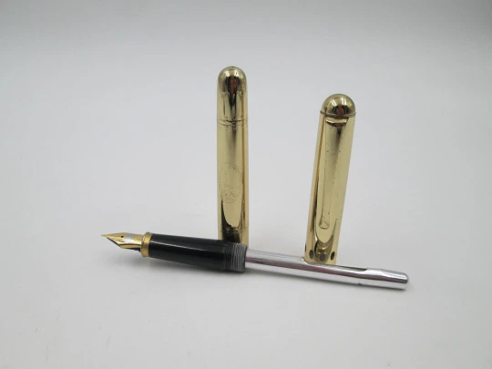 Spirit of St. Louis fountain pen. Gold plated and black resin. Converter. USA. 1990's