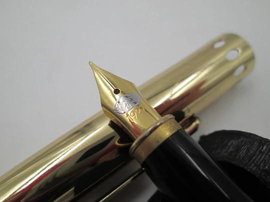 Spirit of St. Louis fountain pen. Gold plated and black resin. Converter. USA. 1990's