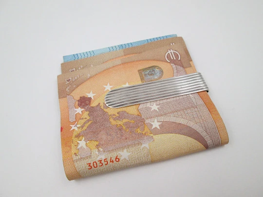 Sterling silver and gold money clip. Ribbed motifs and Alfa Romeo logo. Europe. 1980's