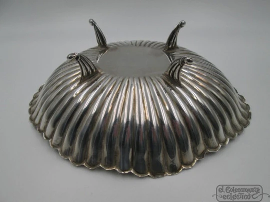 Sterling silver centerpiece. 1970's. Spain. Ribbed design. Four legs