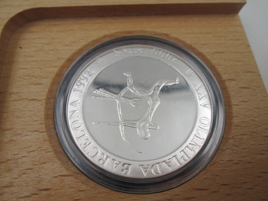 Sterling silver Olympic Games Barcelona 2.000 pesetas coin. Prehistoric archer. Wood box
