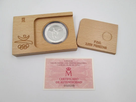 Sterling silver Olympic Games Barcelona 2.000 pesetas coin. Prehistoric archer. Wood box