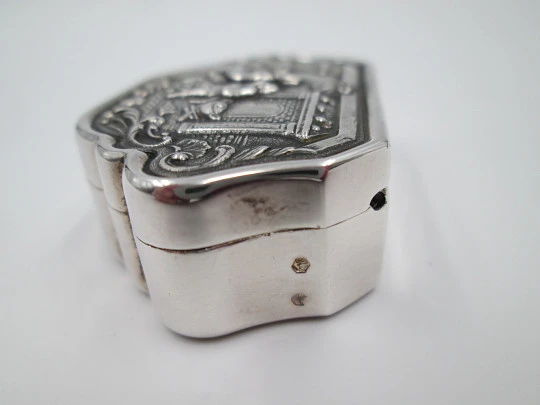 Sterling silver pillbox. 1990's. High relief. Grandmother & grandchildren