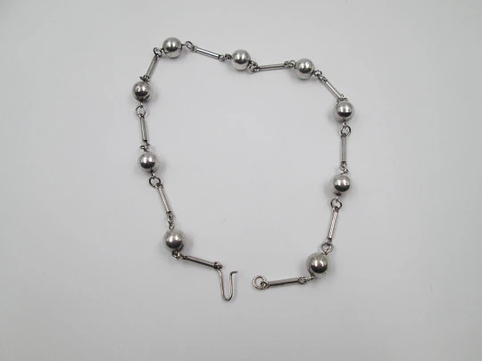 Sterling silver women's choker. Spheres and cylinders. Hook clasp. 1960's. Spain