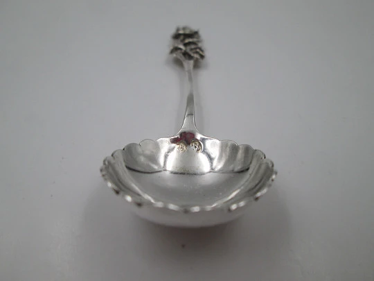 Sugar scoop spoon. Sterling silver. Openwork handle. Flowers and leaves. 1970. Spain