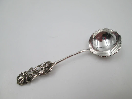 Sugar scoop spoon. Sterling silver. Openwork handle. Flowers and leaves. 1970. Spain