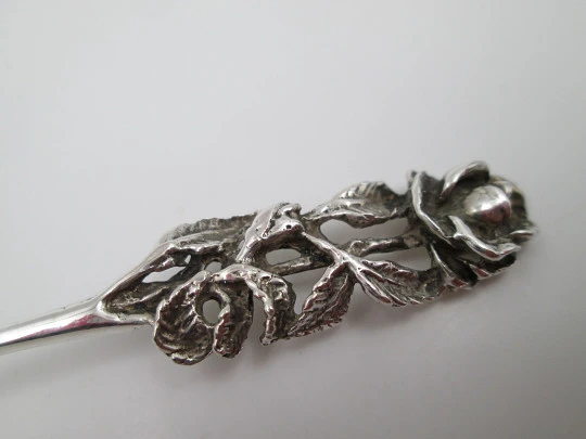 Sugar scoop spoon. Sterling silver. Openwork handle. Flowers and leaves. 1970. Spain