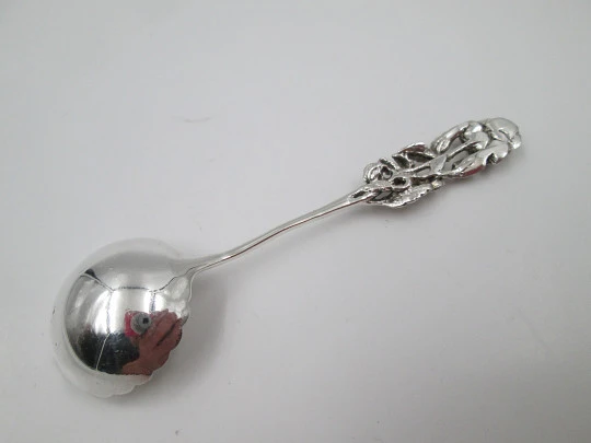 Sugar scoop spoon. Sterling silver. Openwork handle. Flowers and leaves. 1970. Spain