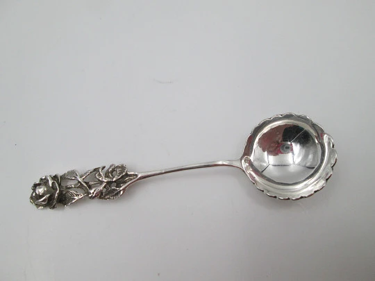 Sugar scoop spoon. Sterling silver. Openwork handle. Flowers and leaves. 1970. Spain