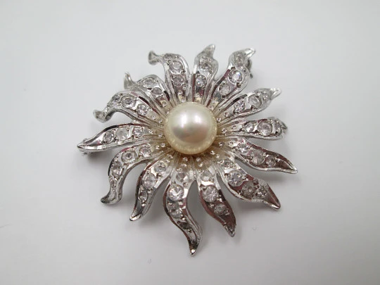 Sun women's brooch. Sterling silver, white gems and pearl. Europe. 1970's