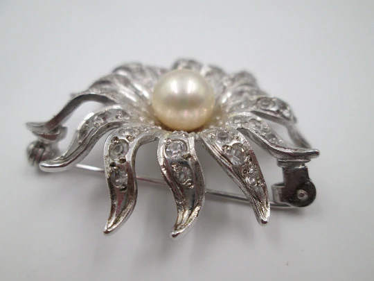 Sun women's brooch. Sterling silver, white gems and pearl. Europe. 1970's