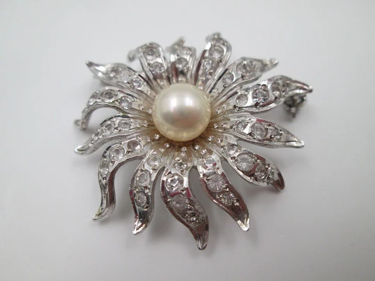 Sun women's brooch. Sterling silver, white gems and pearl. Europe. 1970's